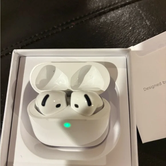 White Wireless Earbuds (gen 4)